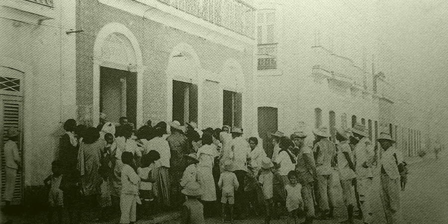 Distribuição de esmolas aos pobres. Na foto vê-se o sobrado onde funcionou, em 1929, a sede da Loja Fraternidade de Aracati. Atualmente sede do Museu Jaguaribano. Antero Pereira Filho. A maçonaria em Aracati (1920-1949) p. 29